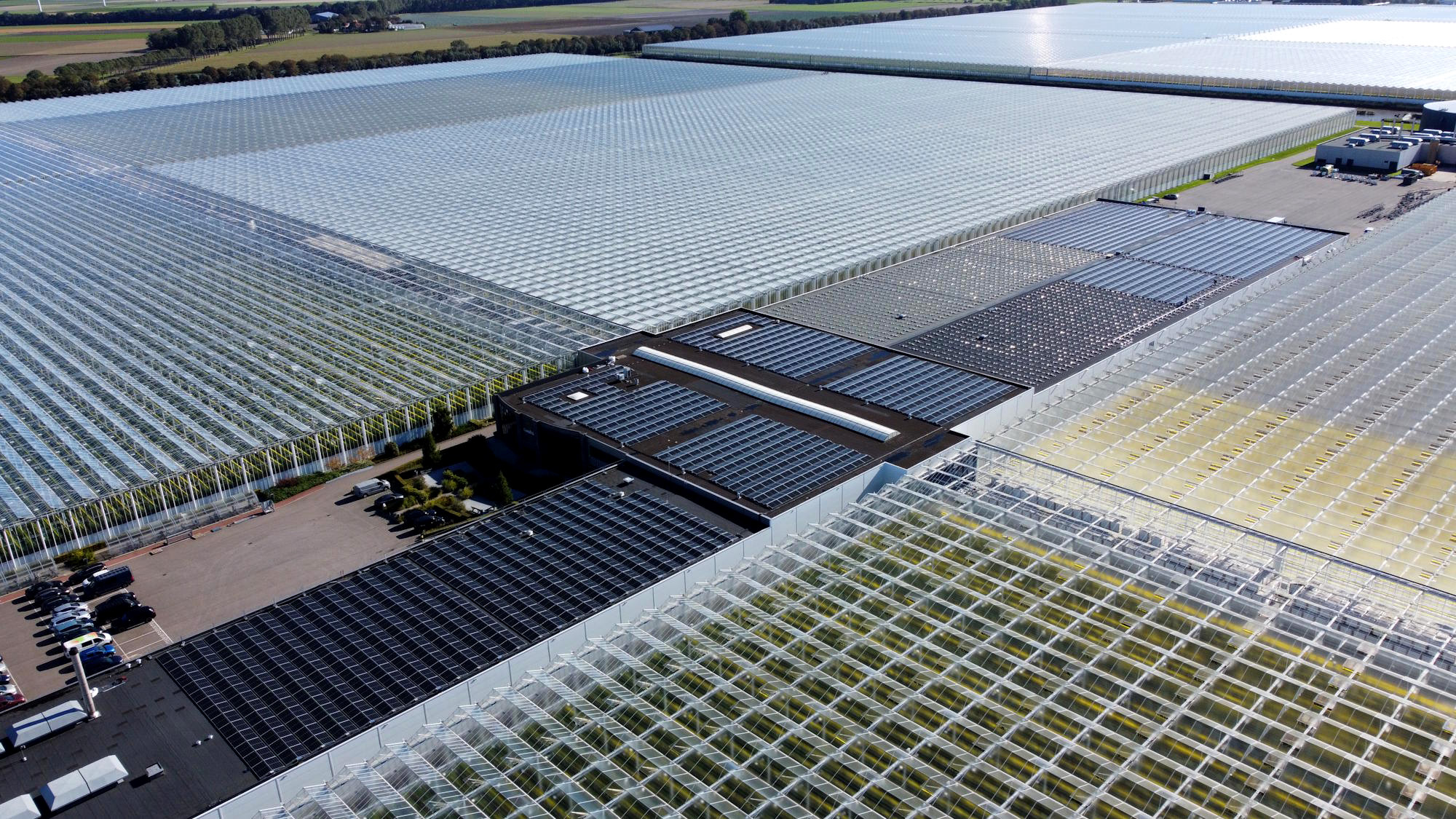 Dronefoto van zonnepanelen op een dak