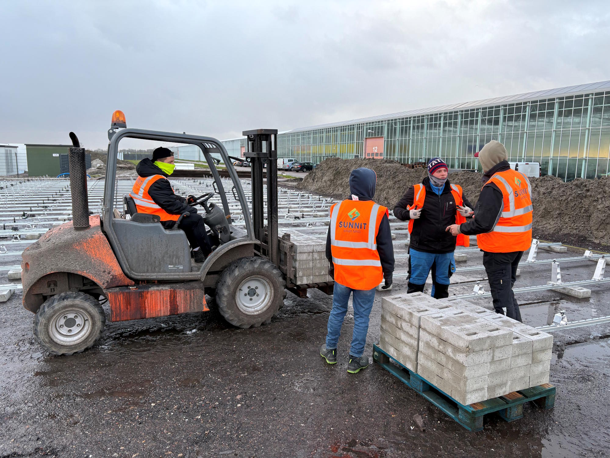 Mannen op locatie, bezig met de uitvoer van een project